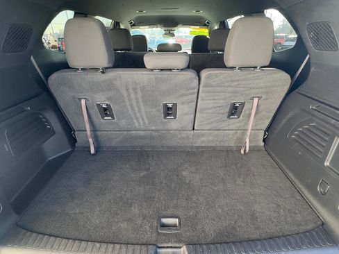 Used 2025 GMC Acadia Elevation image 9