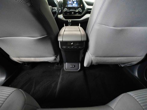 Used 2021 Toyota Highlander LE AWD/4WD image 22