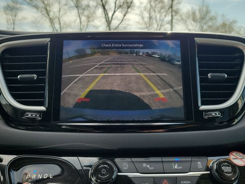 Used 2023 Chrysler Pacifica Touring-L image 26