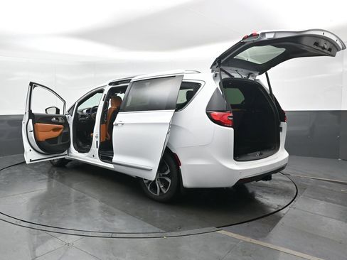 New 2026 Chrysler Pacifica Pinnacle w/ Trailer Tow Group AWD/4WD image 47