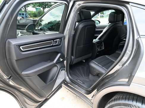 Used 2021 Porsche Cayenne Turbo AWD/4WD image 36