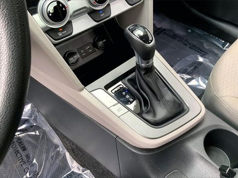 Used 2019 Hyundai Elantra SE image 17