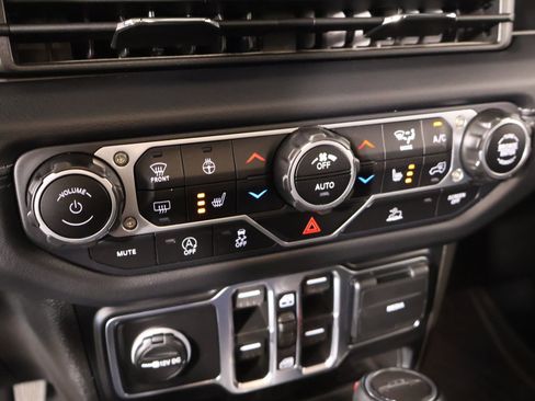 Used 2025 Jeep Gladiator Overland AWD/4WD image 7