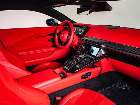 Used 2025 Aston Martin V8 Vantage Coupe RWD image 17