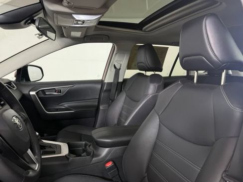Used 2021 Toyota RAV4 XLE Premium FWD image 5