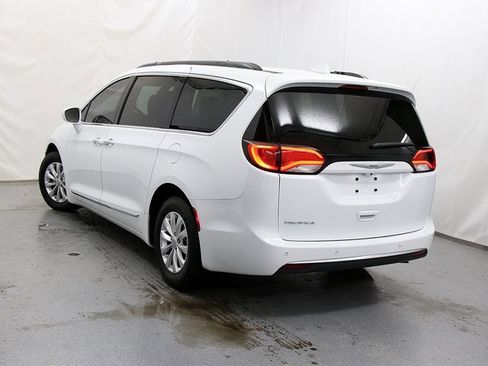 Used 2017 Chrysler Pacifica Touring-L image 8