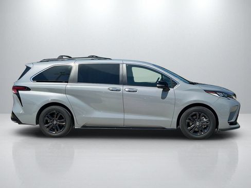 Used 2024 Toyota Sienna XSE w/ XSE Premium Package AWD/4WD image 4