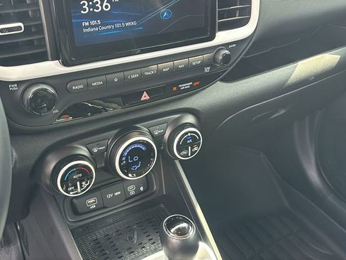 Used 2023 Hyundai Venue Limited FWD image 20