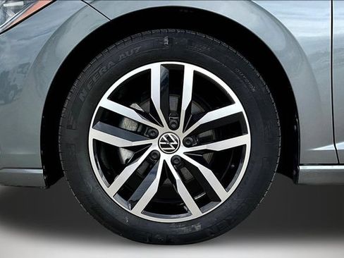 Used 2025 Volkswagen Jetta SE FWD image 32