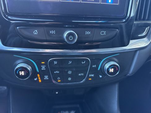 Used 2023 Chevrolet Traverse LT w/ Rear Camera Mirror Package image 28