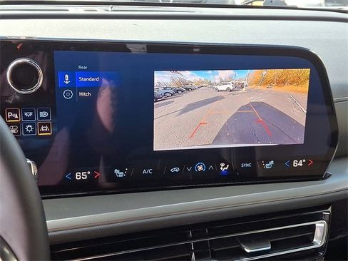 Used 2025 Chevrolet Traverse LT image 18