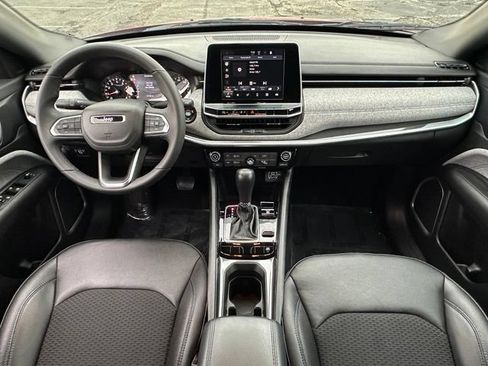Used 2025 Jeep Compass Latitude AWD/4WD image 32