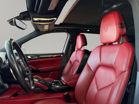 Used 2018 Porsche Cayenne Platinum Edition w/ Premium Package image 9