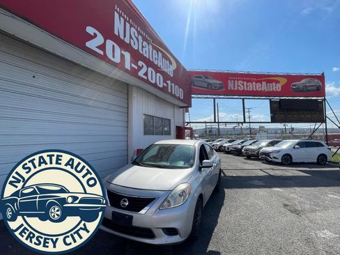 Used 2013 Nissan Versa SV image 1