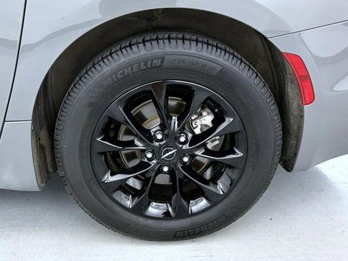 Used 2021 Chrysler Pacifica Touring w/ S Appearance Package image 19