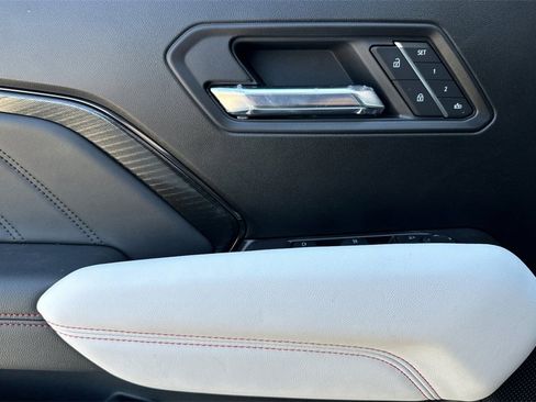 New 2025 GMC Canyon AT4 w/ AT4X Package image 9