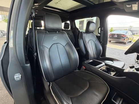 Used 2025 Chrysler Pacifica Limited FWD image 30