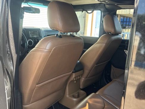 Used 2015 Jeep Wrangler Unlimited Sahara w/ Connectivity Group AWD/4WD image 5