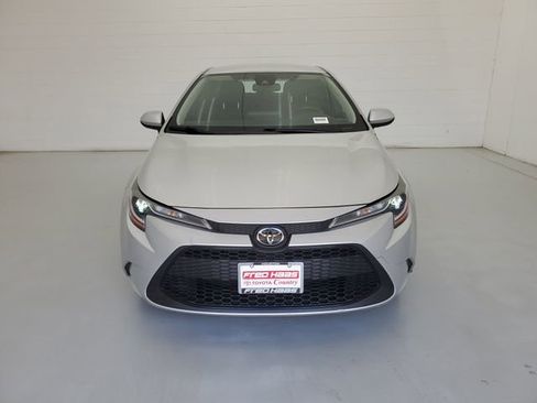 Used 2022 Toyota Corolla LE image 3