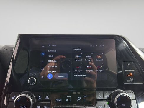 Used 2023 Toyota Highlander XLE image 29