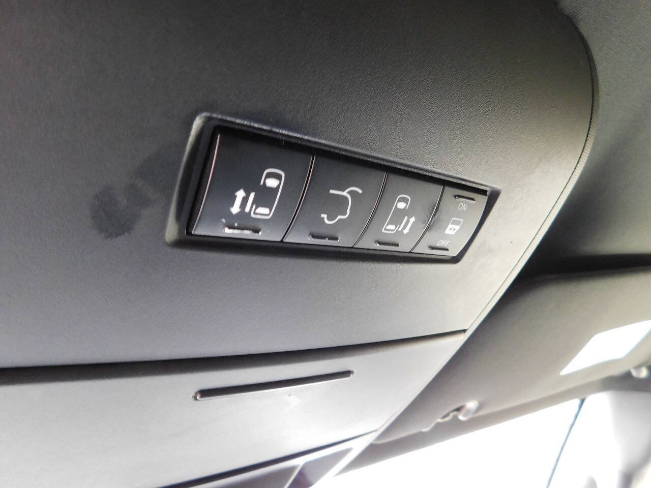 Used 2018 Dodge Grand Caravan SXT FWD image 30