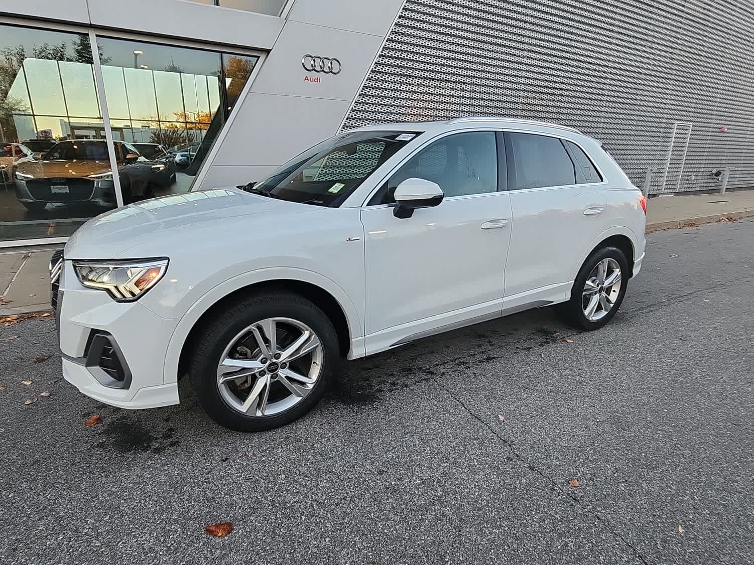 Used 2024 Audi Q3 2.0T Premium w/ Convenience Package AWD/4WD image 1