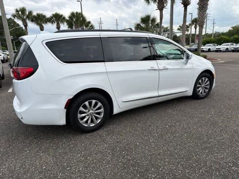 Used 2017 Chrysler Pacifica Touring-L FWD image 8