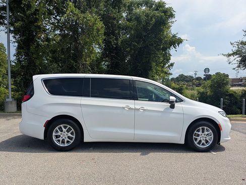 Used 2023 Chrysler Pacifica Touring-L FWD image 2