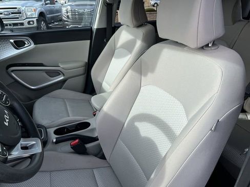 Used 2023 Kia Soul LX w/ LX Technology Package image 14