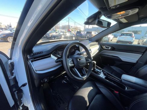 Used 2025 Jeep Compass Limited image 34