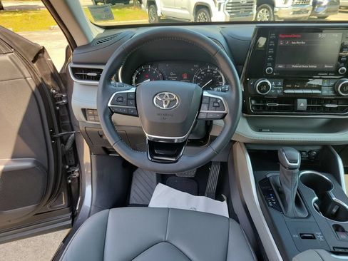 Certified 2021 Toyota Highlander XLE FWD image 17