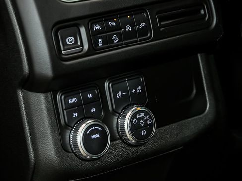 Used 2022 GMC Yukon XL AT4 AWD/4WD image 18