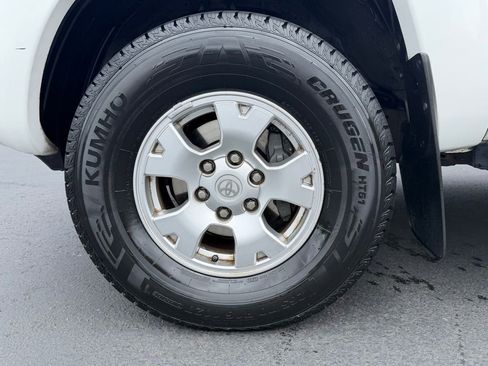 Used 2005 Toyota Tacoma PreRunner RWD image 3