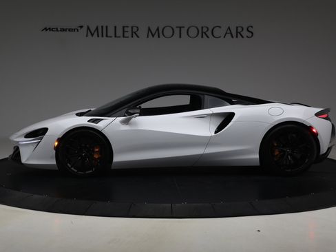 Used 2023 McLaren Artura RWD image 3