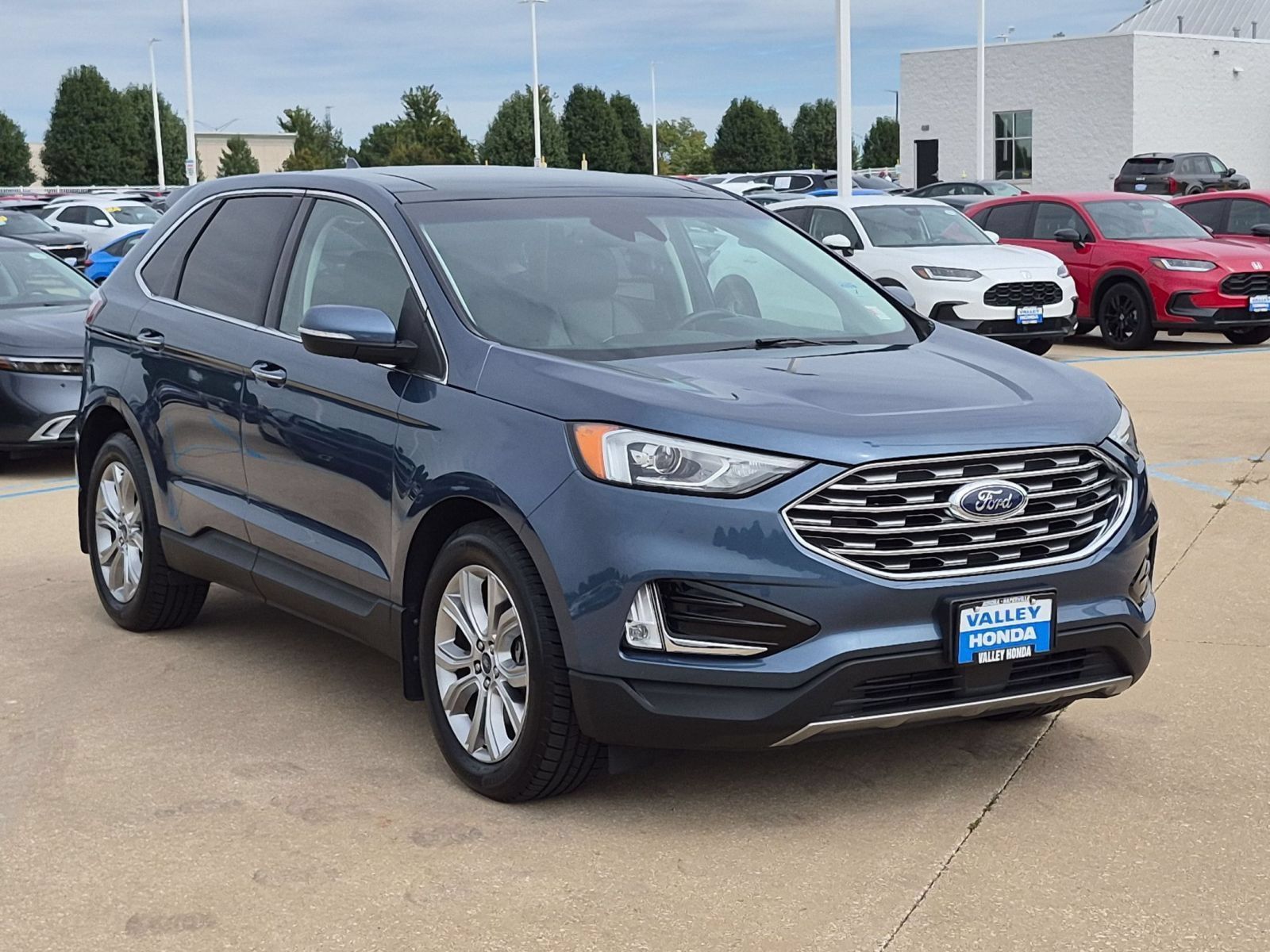 Used 2019 Ford Edge Titanium w/ Cold Weather Package AWD/4WD image 4