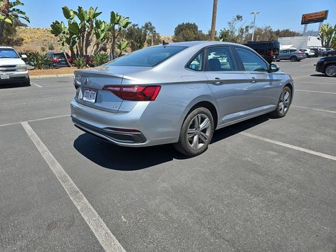 Used 2024 Volkswagen Jetta SE FWD image 5
