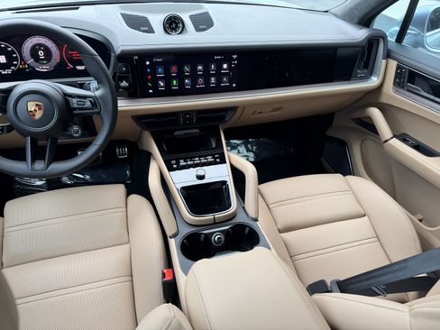 Certified 2024 Porsche Cayenne Turbo AWD/4WD image 18