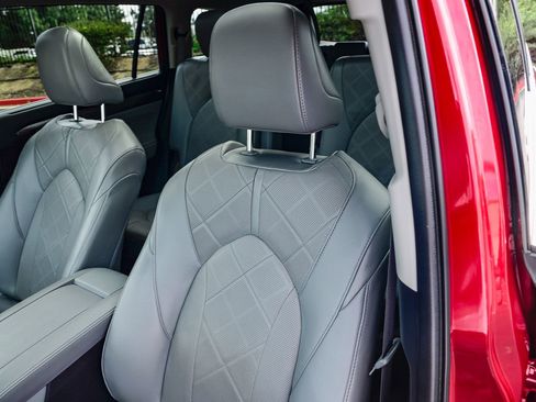 Used 2023 Toyota Highlander Platinum image 28