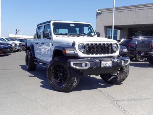 Used 2024 Jeep Gladiator Sport AWD/4WD image 2
