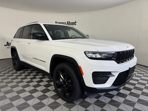 Used 2023 Jeep Grand Cherokee Altitude AWD/4WD image 6