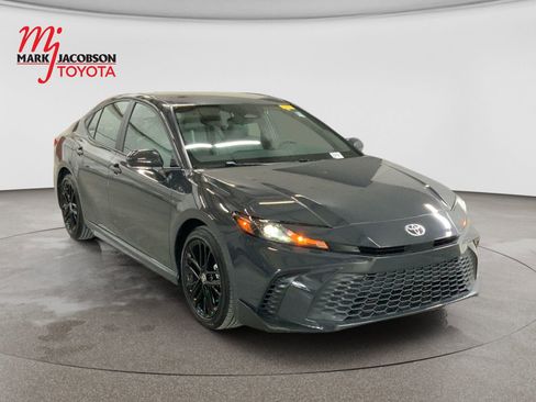 Used 2025 Toyota Camry SE FWD image 3