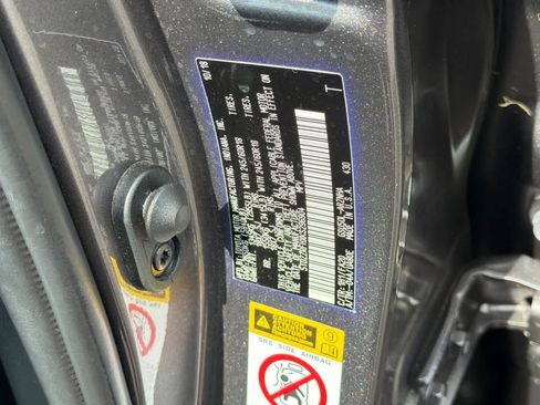 Used 2019 Toyota Highlander Plus w/ Carpet Mat Package (TMS) FWD image 33