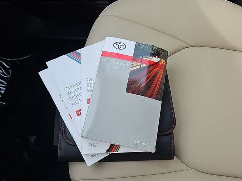 Used 2021 Toyota Highlander XLE image 27