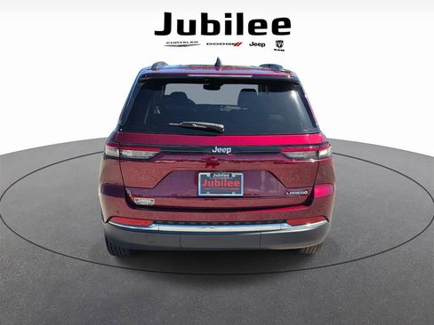 Used 2024 Jeep Grand Cherokee Laredo image 3