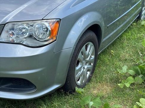Used 2017 Dodge Grand Caravan SE w/ Power Window Group FWD image 4