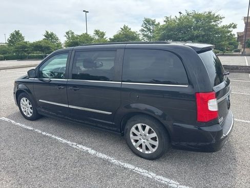 Used 2015 Chrysler Town & Country Touring FWD image 4