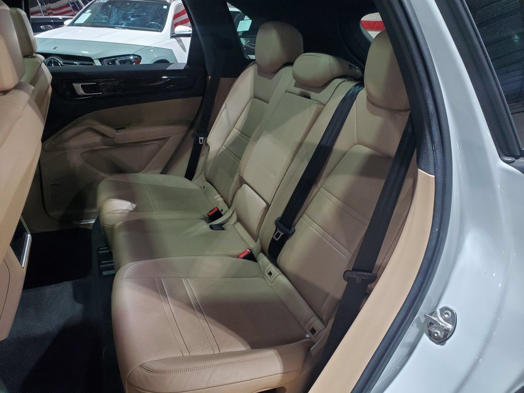 Used 2022 Porsche Cayenne AWD/4WD image 24