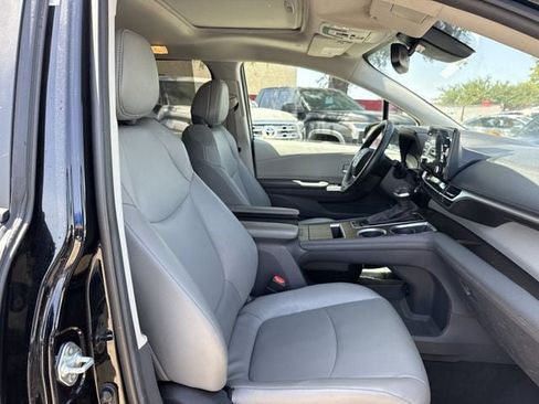 Used 2024 Toyota Sienna XLE FWD image 28