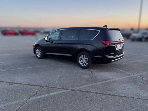 New 2026 Chrysler Pacifica Select image 8