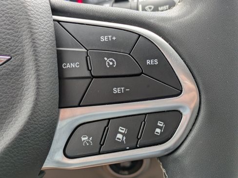 Used 2023 Chrysler Pacifica Limited w/ Uconnect Theater Family Group FWD image 31